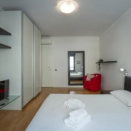 2 Minutes From The Station Charming Lägenhet