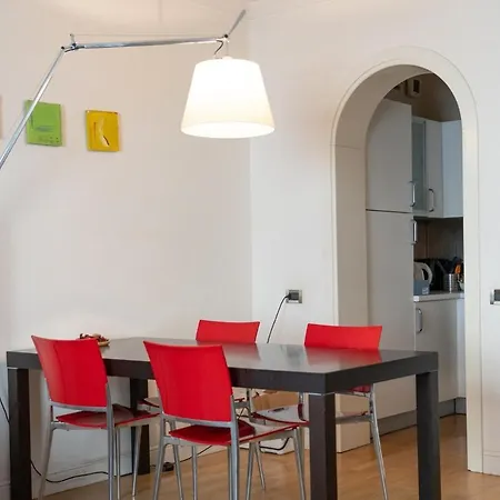 2 Minutes From The Station Charming Lägenhet