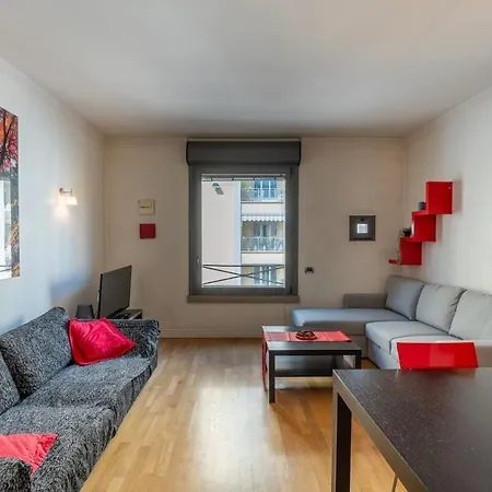 2 Minutes From The Station Charming Apartment